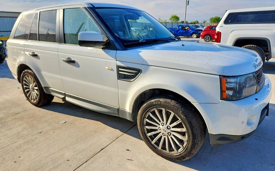 2011 Range Rover Sport, front view from the passenger side